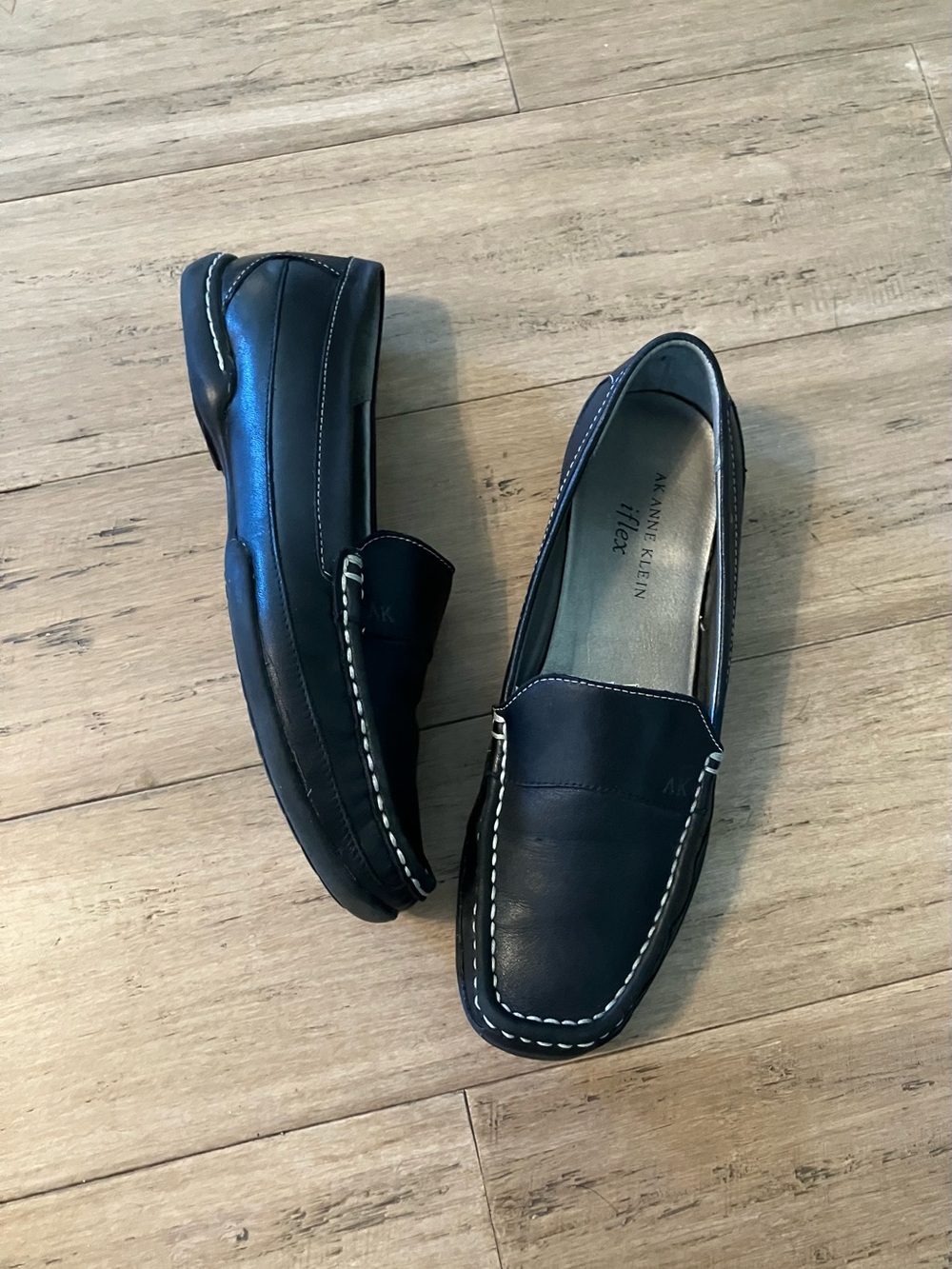Anne Klein black stitch detail leather women’s loafer flats. Size 7.5